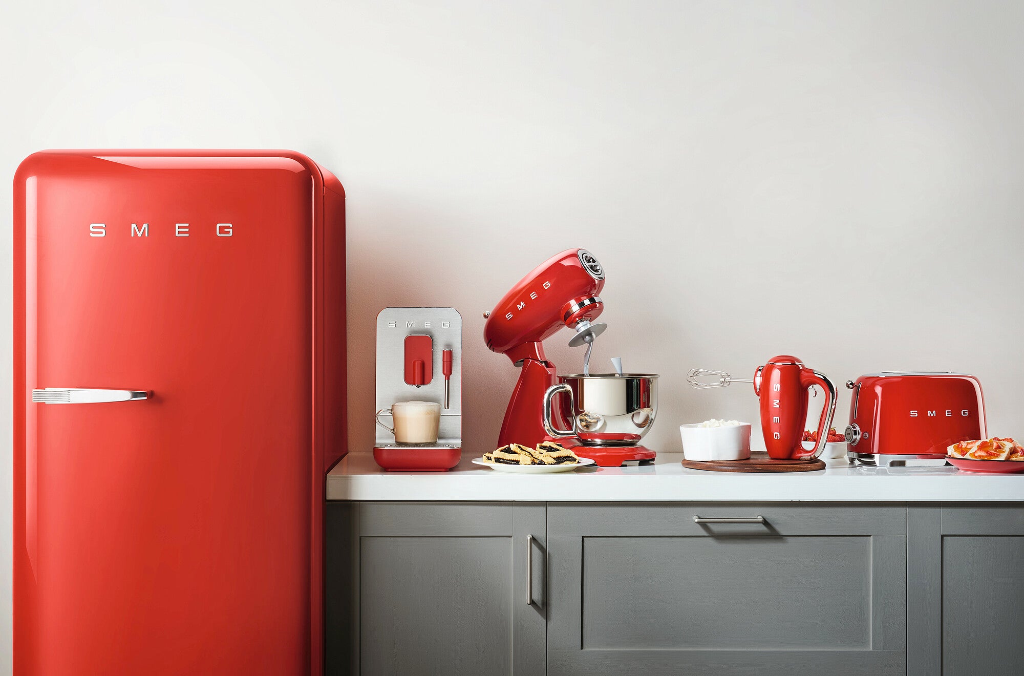 Máquina de café automática Smeg com cappuccinador, Vermelha