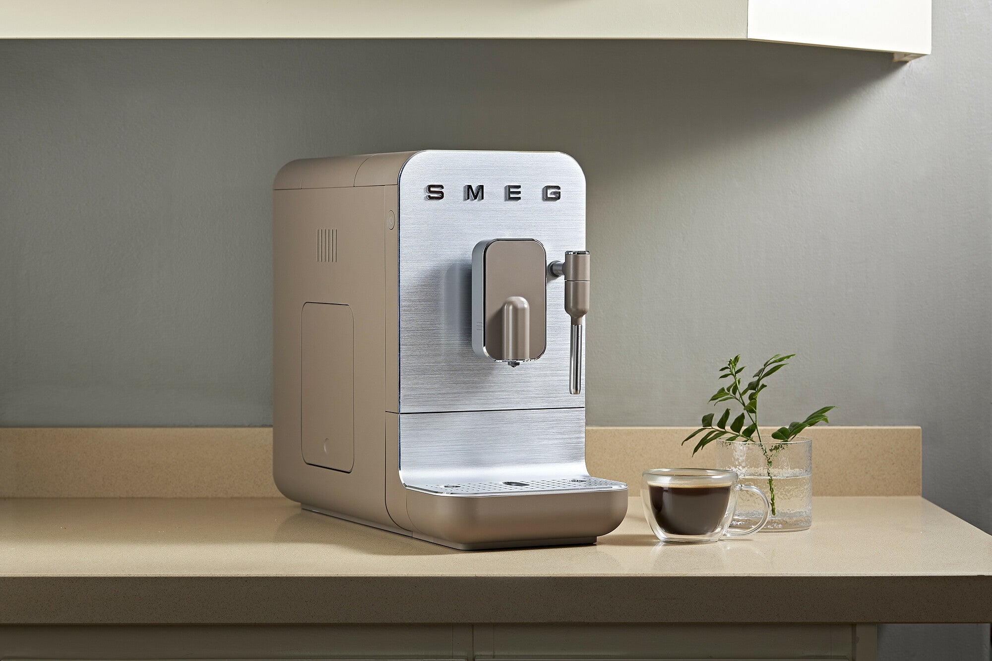 Máquina de café automática Smeg com cappuccinador, Taupe